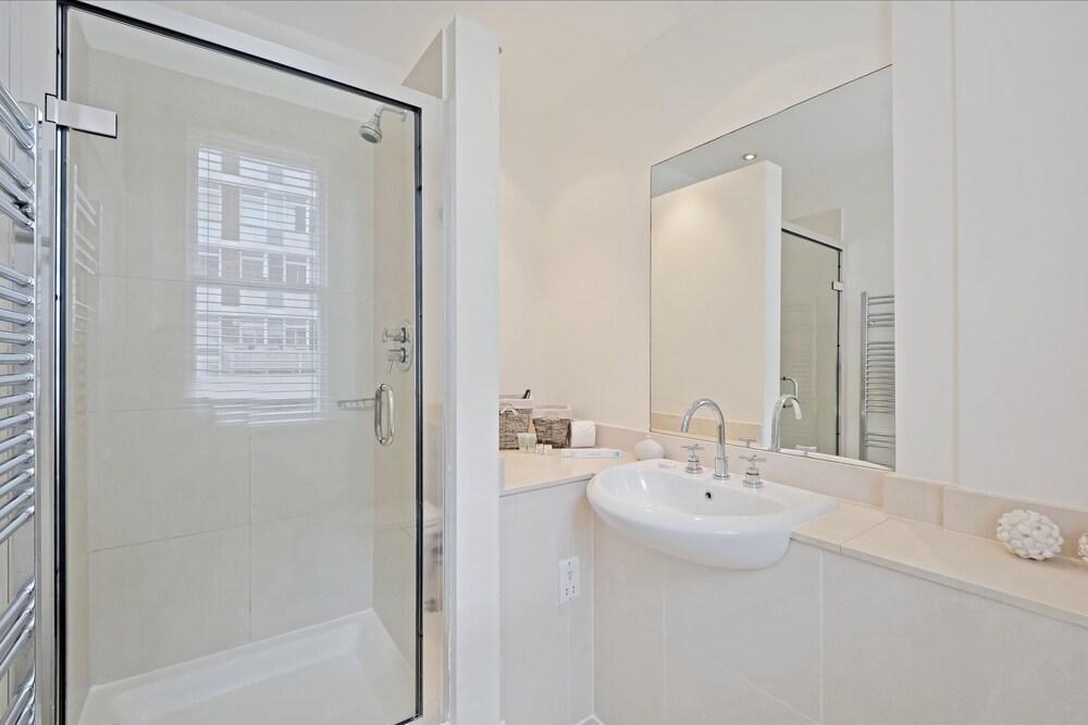 Lbs Victoria 4* London